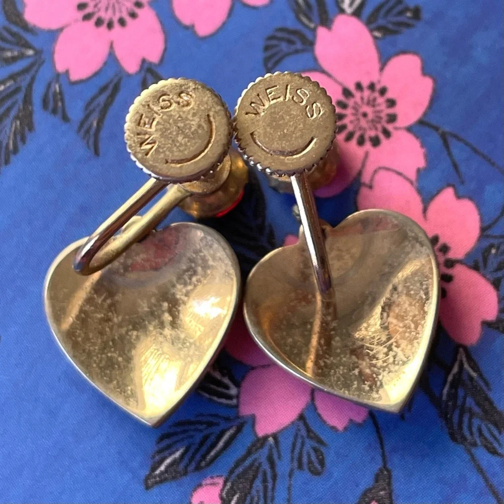 Vtg signed Weiss red AB crystal/rhinestone & goldtone heart screwback earrings - Picture 5 of 11